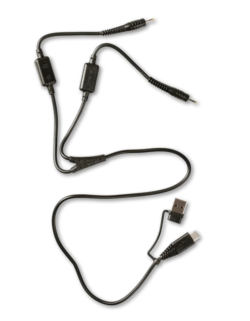 Sort kabel med flere stik tilsluttes strømforsyning for at aktivere NordicHeats varmetøj. Funktionelle stik: USB opkoblingsmuligheder til fleksibelt brug ved aktive livsstilsaktiviteter. Tekst inkluderer: “for battery input DC in” og “for Heat X1 only”.