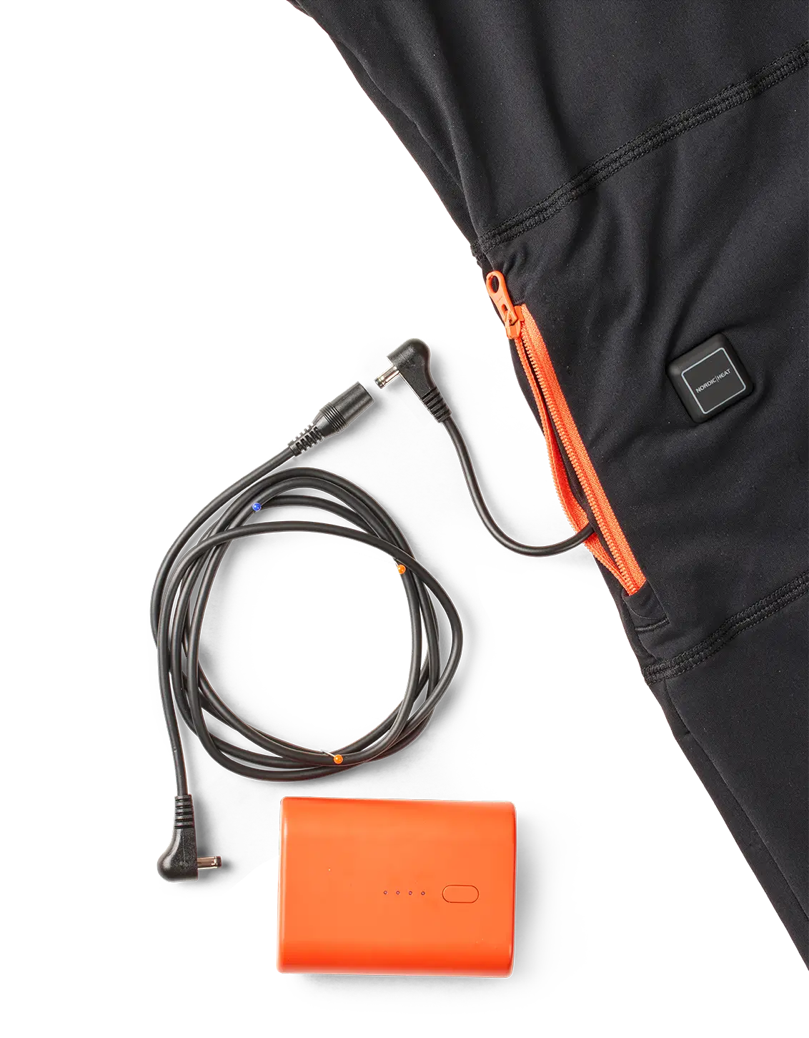 NordicHeat-varmetøj med orange lynlås og kontrolknap, ledsaget af opladekabel og orange batteripakke, ligger på en neutral baggrund.
