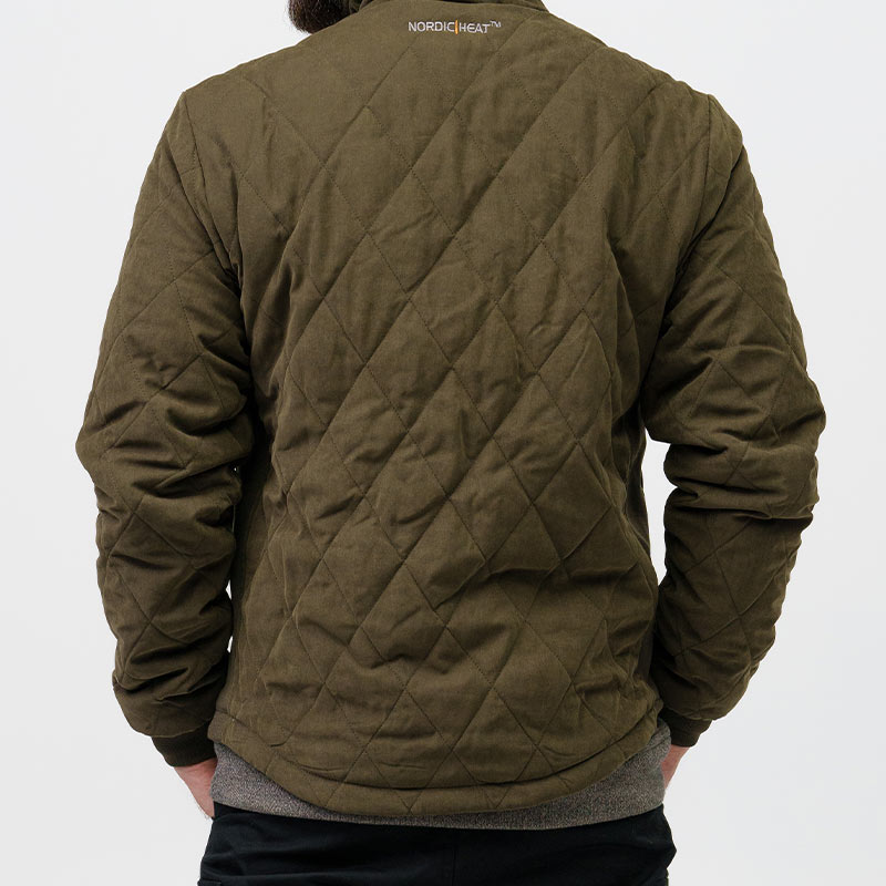 Person iført quiltet jakke fra NordicHeat set bagfra, mørkegrønt design med synligt logo på øverste del af ryggen.